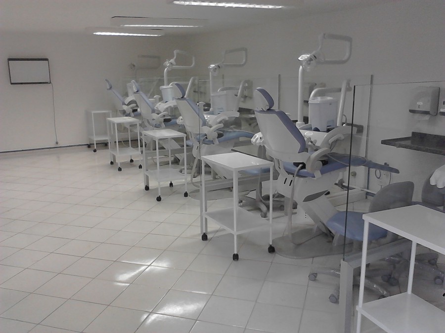 Instalações prontas da clínica com móveis e acessórios.