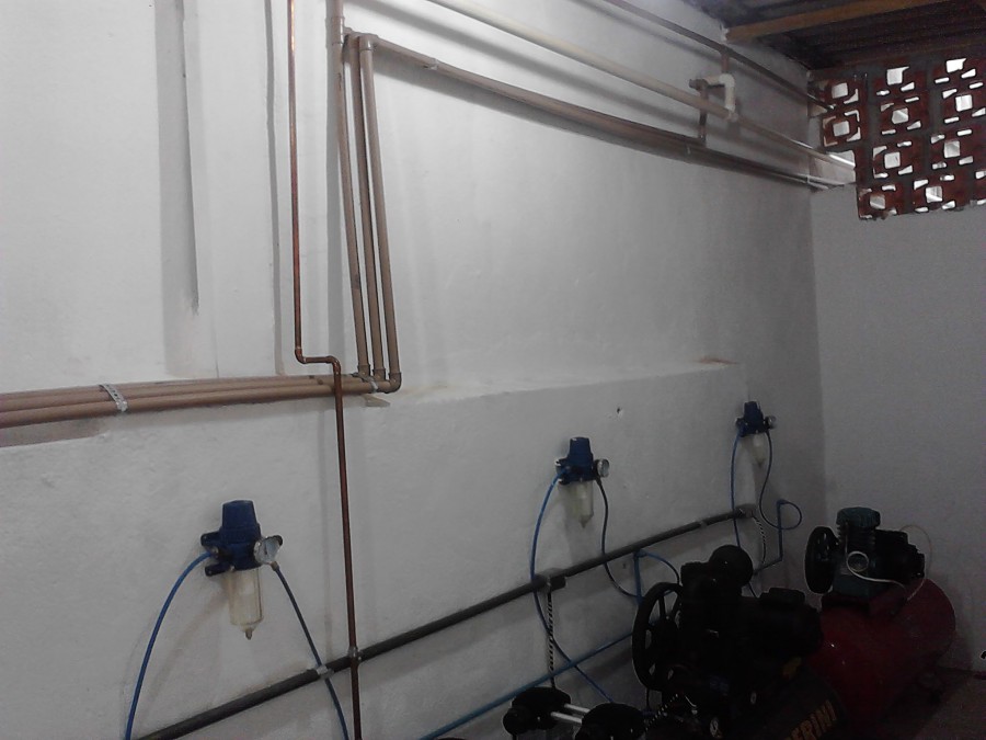Confecção da rede de ar em tubos de cobre com instalação de filtros reguladores de pressão.